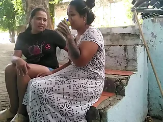 la lesbiana de mi vecina siempre me ha tenido ganas y yo pues quiero experimentar sexo lésbico, veamos que sucederá